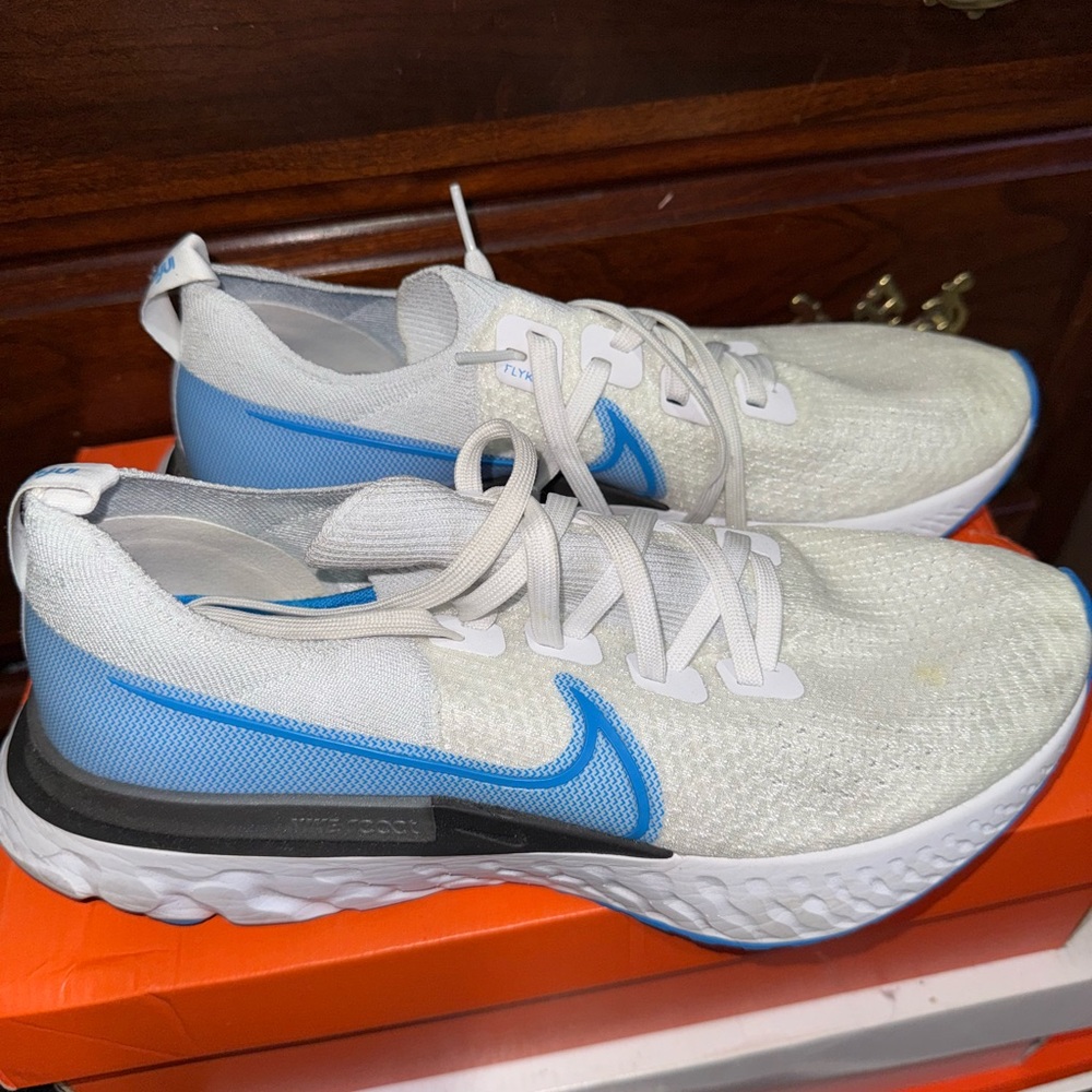 Nike run worn once to gym